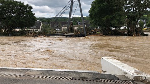 Eine der zerstörten Brücken in Ahrweiler am Vormittag des 15.7.2021, der Fluß führt mit starker Strömung noch sehr viel Wasser. (Foto: SWR)