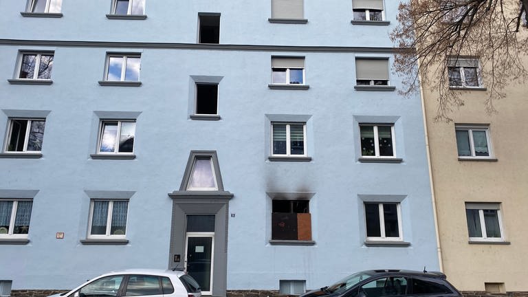 Die Fassade des Mehrfamilienhauses in Koblenz in der Goldgrube nach dem Brand. Rauchspuren sind am Fenster im Erdgeschoss zu sehen. (Foto: SWR)