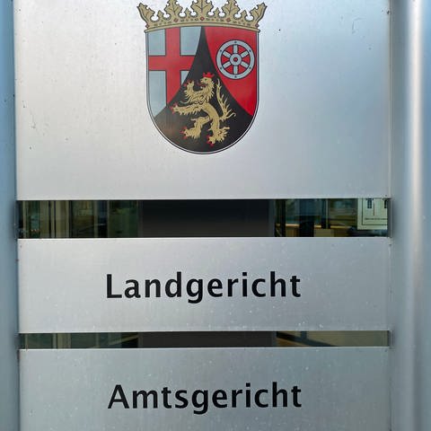 Nahaufnahme vom Eingang: Schriftzug Landgericht und Amtsgericht Koblenz (Foto: SWR)