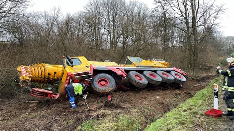 Dieser 60 Tonnen schwere Mobilkran ist bei Höchstenbach im Westerwald umgekippt und liegt jetzt in der Böschung. (Foto: SWR)