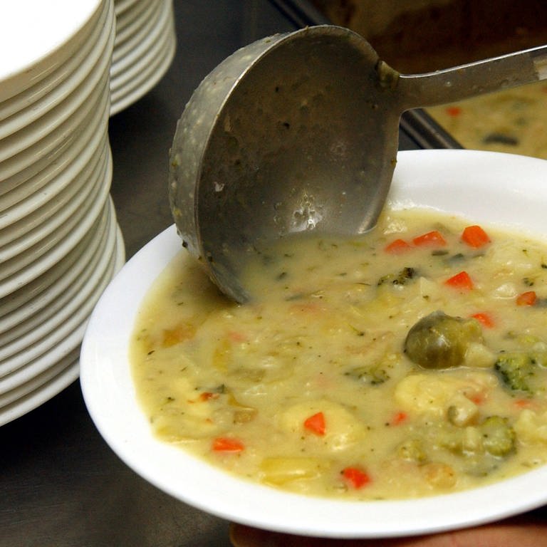 Eine Schöpfkelle liegt in einem Teller mit Suppe (Foto: picture-alliance / Reportdienste, Picture Alliance)