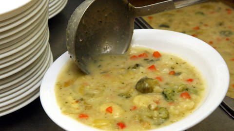 Eine Schöpfkelle liegt in einem Teller mit Suppe (Foto: picture-alliance / Reportdienste, Picture Alliance)