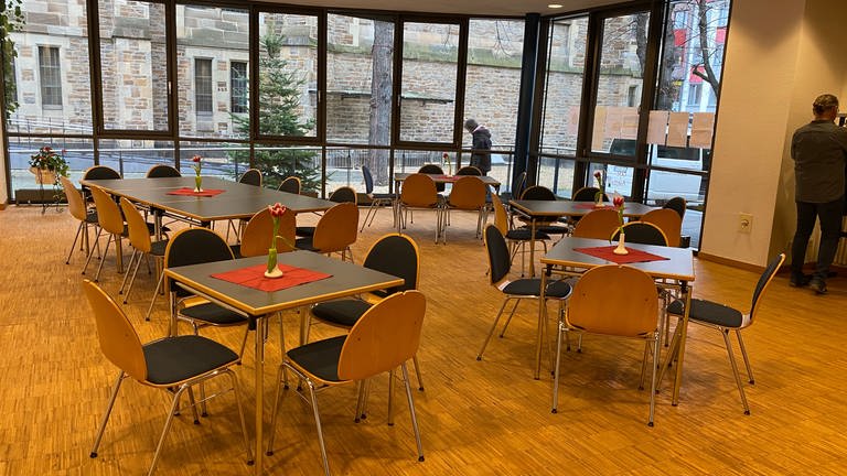 Ein Blick in den leeren Raum mit den gedeckten Tischen beim Projekt "Suppe für alle" in Neuwied (Foto: SWR)