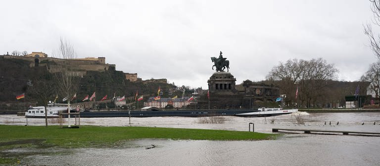 Leichtes Hochwasser am Deutschen Eck in Koblenz  (Foto: picture-alliance / Reportdienste, Picture Alliance)