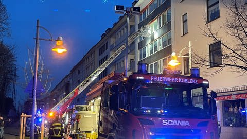 Feuerwehrauto an einem Haus in der Nähe des Koblenzer Bahnhofs nach eine Brand (Foto: SWR)