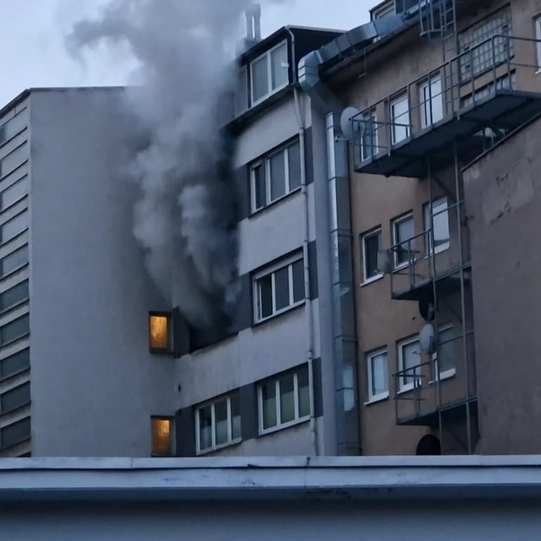 Ein Brand in der Innenstadt von Koblenz, Flammen und dichter Rauch sind zu sehen in dem Wohnhaus (Foto: Winkler)
