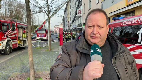 SWR-Reporter Andreas Krisam berichtet über den aktuellen Stand nach dem Brand mit einem Toten in einem Bürogebäude in der Nähe des Koblenzer Hauptbahnhofes.  (Foto: SWR)