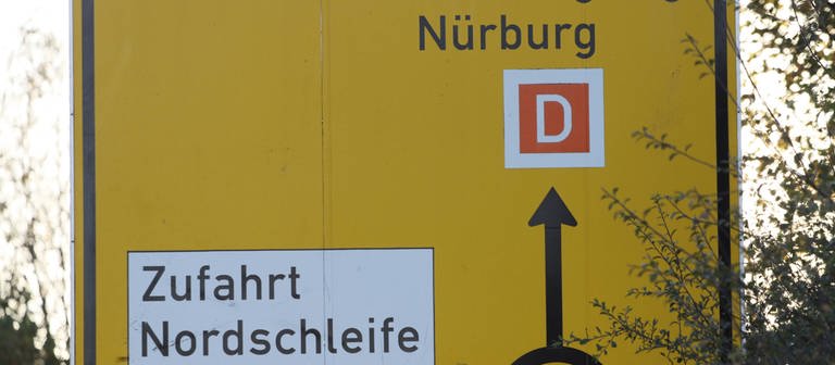 Ein Hinweisschild mit dem Hinweis auf die Zufahrt zur Nürburgring-Nordschleife (Foto: IMAGO, IMAGO / Sebastian Geisler)