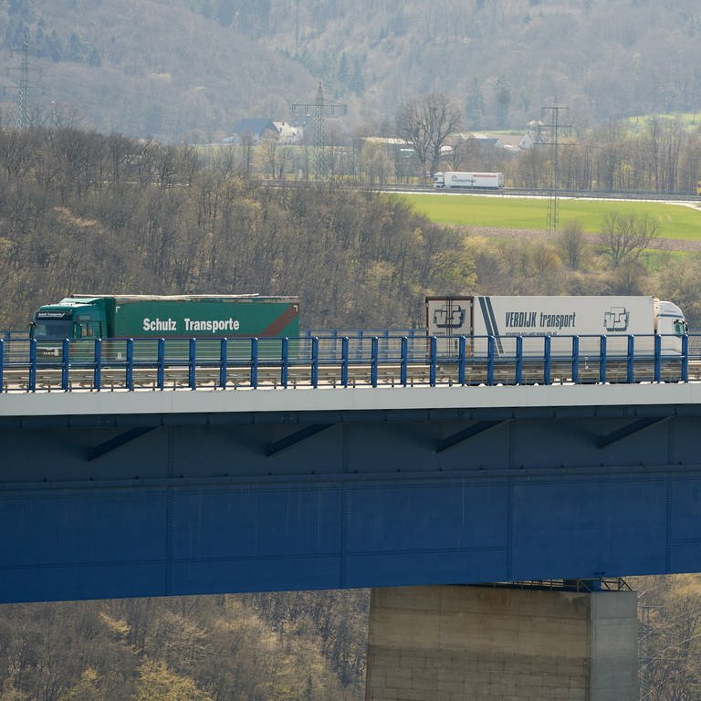 Auf der Moseltalbrücke der A61 herrscht reger LKW-Verkehr. (Foto: picture-alliance / Reportdienste, picture alliance/dpa | Thomas Frey)