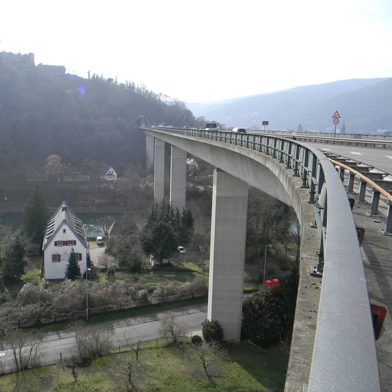 Der Landesbetrieb Mobilität erneuert ab Januar 2024 die Hochbrücke der B42 bei Lahnstein. Rund ein Jahr lang wird die Strecke voll gesperrt. (Foto: Landesbetrieb Mobilität)