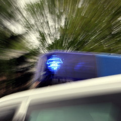 Das Blaulicht eines Polizei-Einsatzfahrzeuges leuchtet  (Symbolbild) (Foto: picture-alliance / Reportdienste, Marcus Führer)