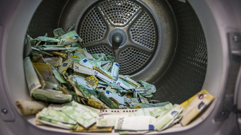 Flutgeld: Eine große Zahl von durchnässten Geldscheinen aus den Flutgebieten liegt in einem Trockner (Foto: Deutsche Bundesbank | Nils Thies)