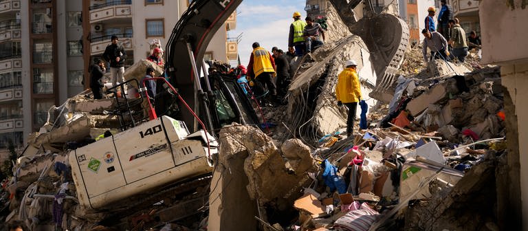 Bei der Erdbebenkatastrophe in der Türkei und Syrien sind tausende Gebäude eingestürzt: Rettungskräfte suchen unter den Trümmern nach Überlebenden (Foto: picture-alliance / Reportdienste, Picture Alliance)