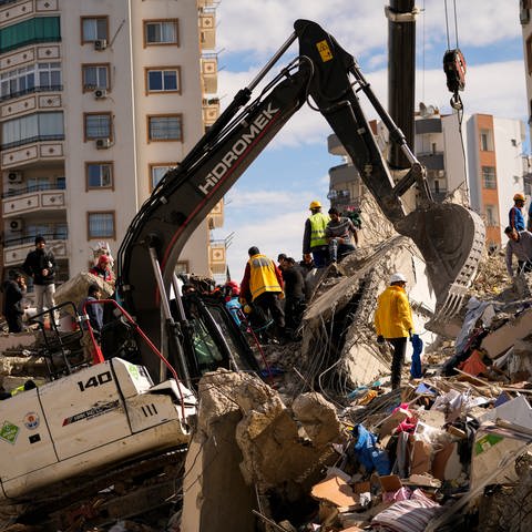 Bei der Erdbebenkatastrophe in der Türkei und Syrien sind tausende Gebäude eingestürzt: Rettungskräfte suchen unter den Trümmern nach Überlebenden (Foto: picture-alliance / Reportdienste, Picture Alliance)