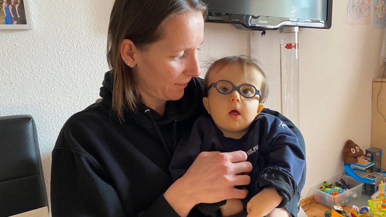 Melanie Skora aus Neuwied mit der bald drei Jahre alten Mia, die an Trisomie 18 leidet (Foto: SWR)