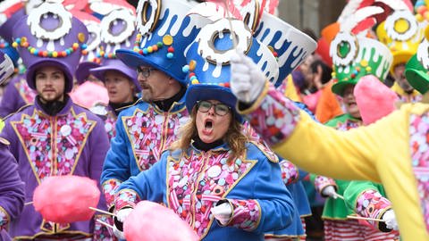 Eine verkleidete Musikgruppe beim Straßenkarneval (Foto: picture-alliance / Reportdienste, Bernd Thissen)