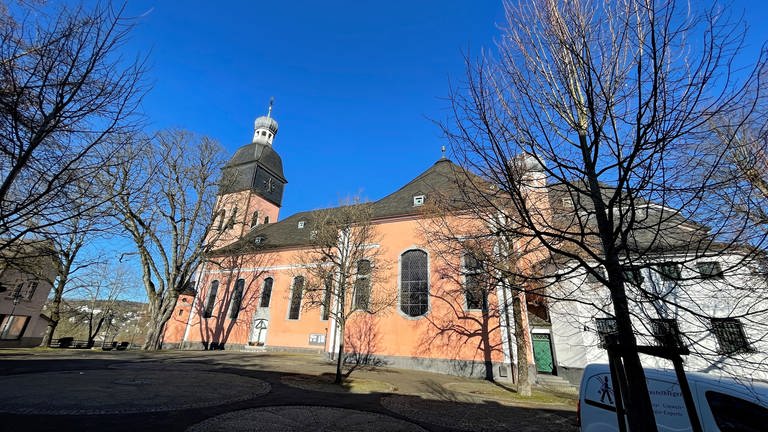 Die katholische Pfarrkirche in Wissen im Kreis Altenkirchen von außen. (Foto: SWR)