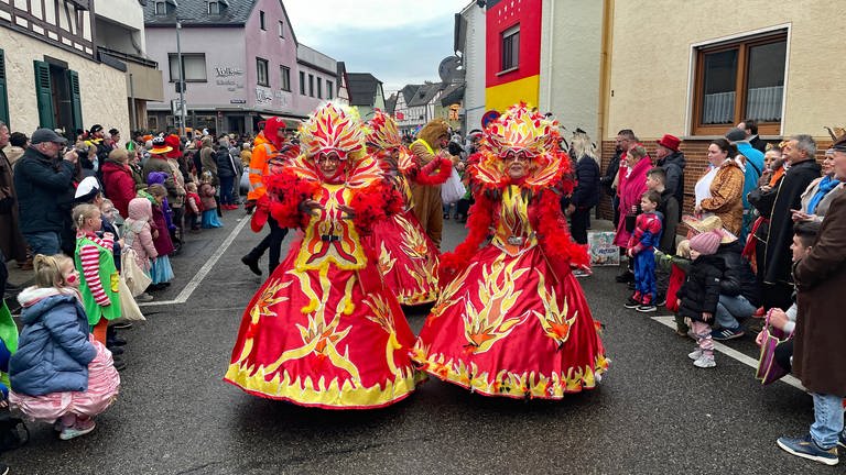 Zwei Frauen in fantasievollen roten Kostümen beim Möhnen-Umzug in Mülheim-Kärlich.  (Foto: SWR)