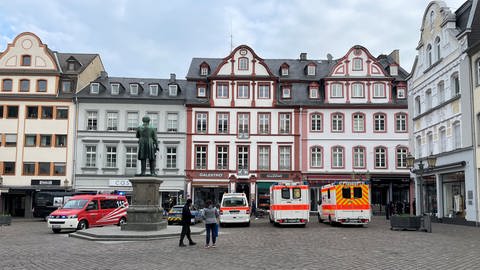 Polizei und Rettungswagen stehen nach einer Explosion auf einem Platz in der Koblenzer Innenstadt (Foto: SWR)
