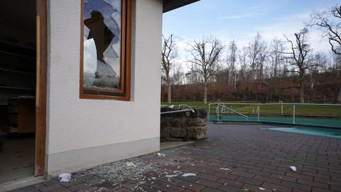 Ein zerbrochenes Fenster im Naturschwimmbad Linderhohl (Foto: Pressestelle, Verbandsgemeinde Höhr-Grenzhausen)