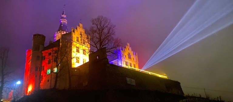 Schloss Arenfels erstrahlt zum Schlossleuchten 2023 in ganz besonderem Licht (Foto: SWR)