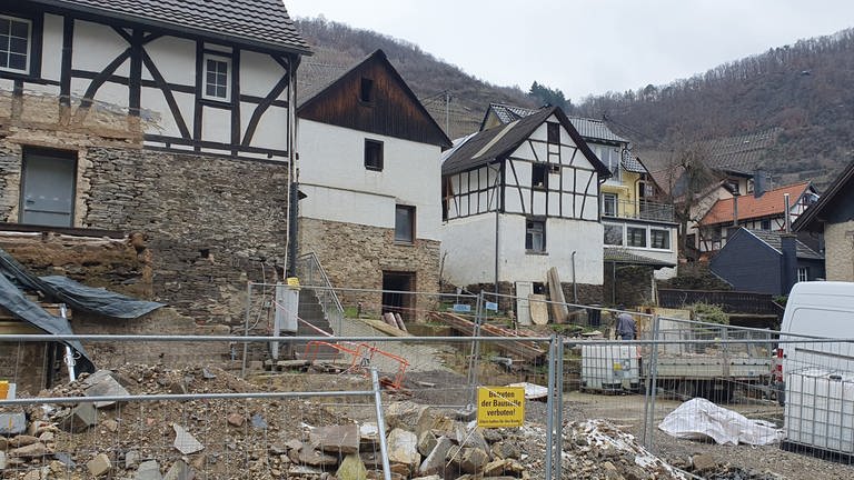 Bauarbeiten in Reimerzhofen nach der Flutkatastrophe im Ahrtal (Foto: SWR)
