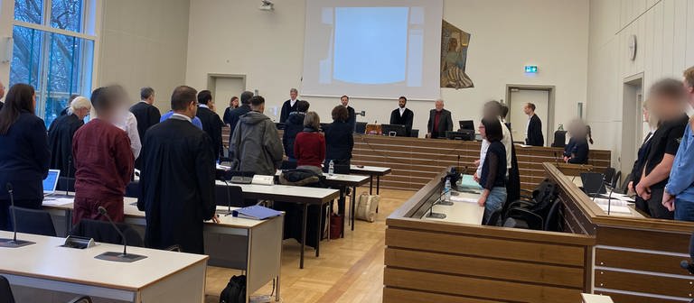Gerichtssaal Landgericht Koblenz Angeklagte und Verteidiger (Foto: SWR)