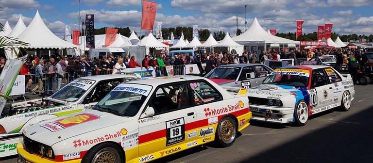 Oldtimer Grand-Prix am Nürburgring: Fans bestaunen alte Rennautos (Foto: dpa Bildfunk, Picture Alliance)