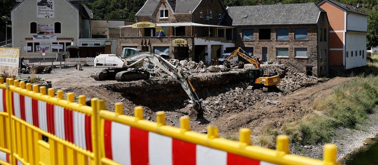 Ahrtal Baustelle - neues Baugesetz soll Wiederaufbau erleichtern (Foto: IMAGO, IMAGO / Panama Pictures)