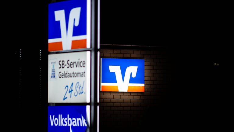 Schild einer VR-Bank bei Nacht (Foto: picture-alliance / Reportdienste, Picture Alliance)