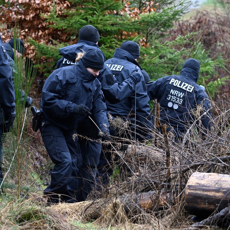Polizisten suchen am Fundort des getöteten Mädchens Luise nach weiteren Hinweisen.  (Foto: SWR, picture alliance/dpa | Roberto Pfeil)