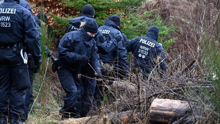Polizisten suchen am Fundort des getöteten Mädchens Luise nach weiteren Hinweisen.  (Foto: SWR, picture alliance/dpa | Roberto Pfeil)