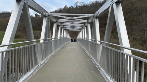 Eine der beiden neuen Brücken auf dem Lahnradweg zwischen Geilnau und Laurenburg (Foto: SWR)