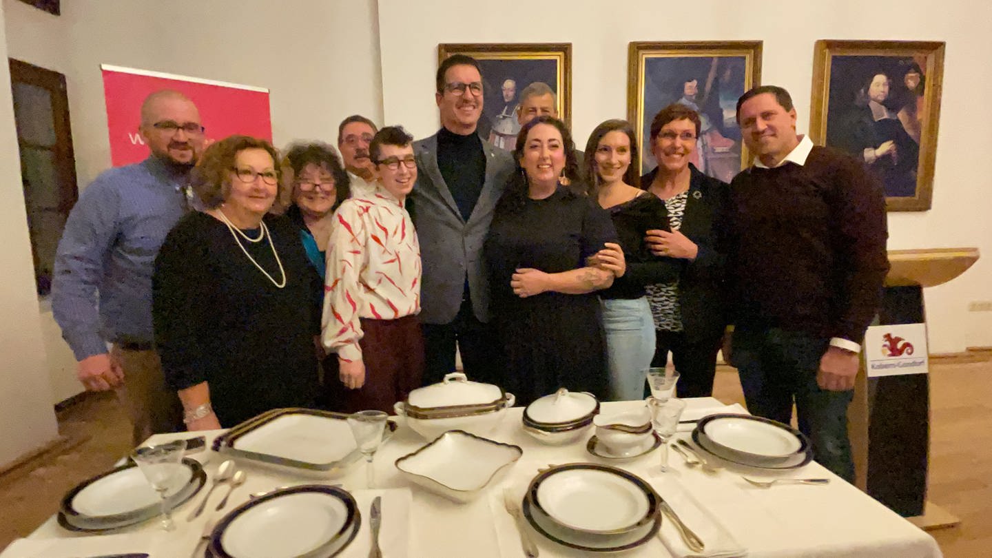 Ein seit 1942 aufbewahrtes jüdisches Geschirr steht 2021 bei der Übergabe an die Nachfahren auf einem Tisch in Kobern-Gondorf. (Foto: SWR)