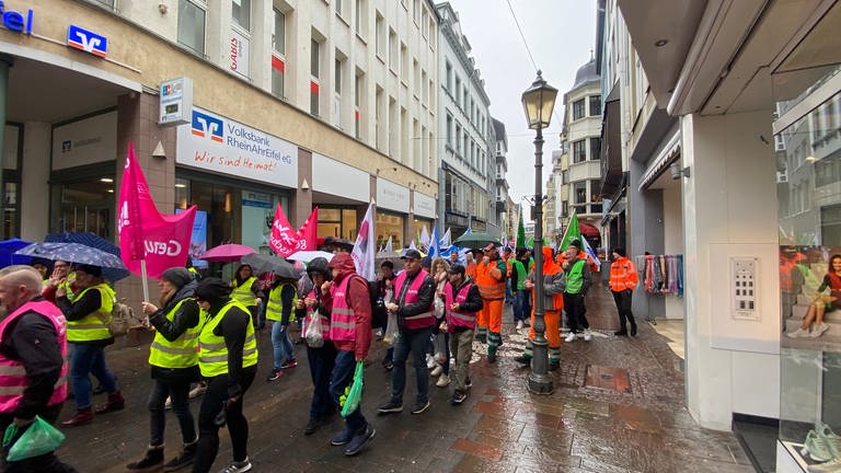 Nach einem Aufruf der Gewerkschaft „komba“ ziehen rund 700 Menschen durch die Koblenzer Altstadt. (Foto: SWR)