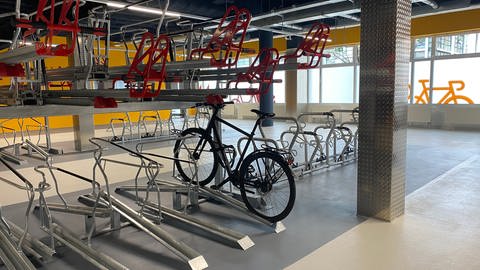 Das Fahrradparkhaus in Koblenz von innen: hier ist auf Dauer Platz für 250 Räder (Foto: SWR)