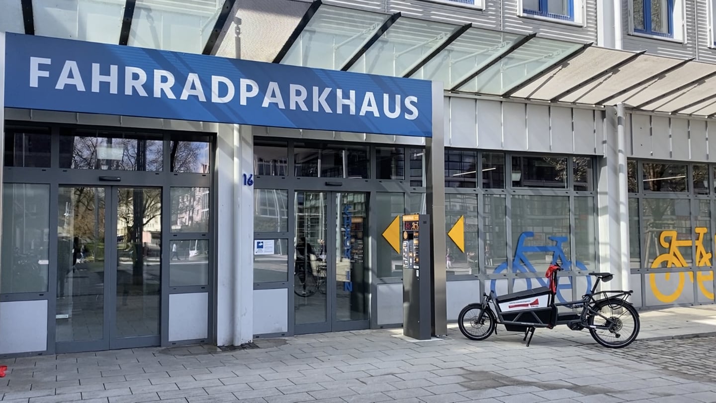 Das neue Fahrradparkhaus in der Nähe des Koblenzer Hauptbahnhofs von aussen. (Foto: SWR)