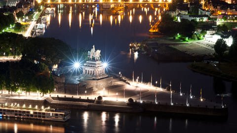 Beleuchtet präsentiert sich das Kaiser-Wilhelm-Denkmal am Deutschen Eck in Koblenz (Foto: picture-alliance / Reportdienste, picture alliance / dpa | Sebastian Zimmermann)