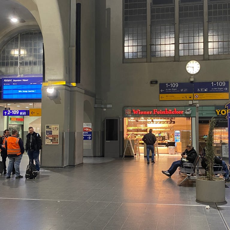 Bahnhofshalle in Koblenz, wenig Menschen (Foto: SWR)