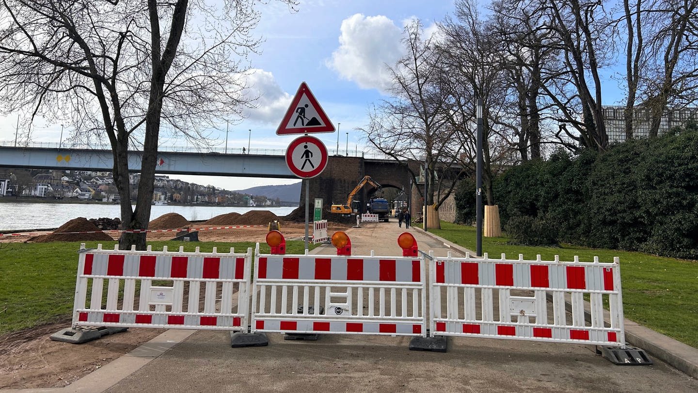 Die Rheinpromenade in Koblez ist im Bereich der Pfaffendorfer Brücke wegen Bauarbeiten für Fußgänger und Radfahrer mit Barken versperrt. (Foto: SWR)