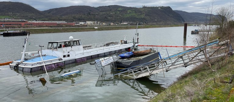 Aus einem gesunkenen Fahrgastschiff bei Brohl Lützing ist Öl ausgetreten. (Foto: SWR)