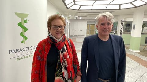 Gisela Bertram (SPD), erste Beigeordnete des Rhein-Lahn-Kreises, und Thomas Reisinger, Chefarzt der Paracelsus-Klinik Bad Ems, wollen das Krankenhaus als gemeinnützige GmbH weiter führen. (Foto: SWR)