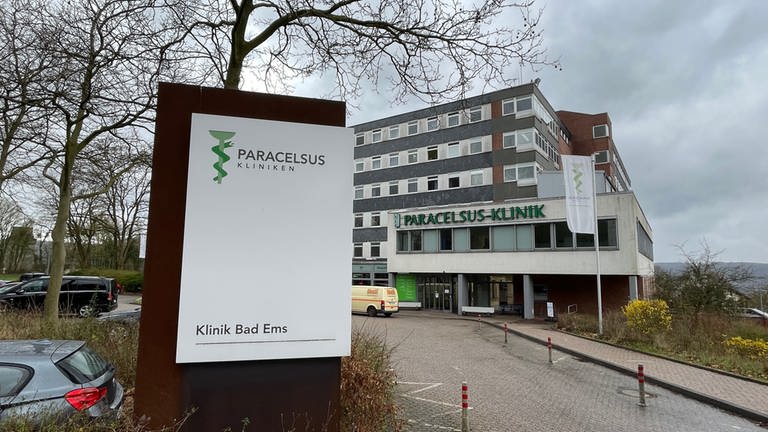 Eingang zur Paracelsus-Klinik in Bad Ems mit großem Eingangsschild im Vordergrund. (Foto: SWR)