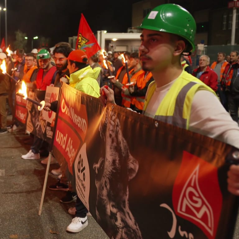Beschäftigte von ThyssenKrupp Rasselstein demonstrieren für mehr Lohn. (Foto: Thomas Frey)