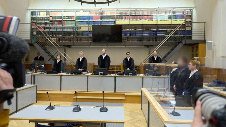 Die Richter, der Angeklagte im Yeboah-Prozess und seine Verteidigung stehen im Oberlandesgericht Koblenz (Foto: picture-alliance / Reportdienste, Thomas Frey)