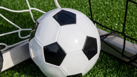 Symbolbild: Fußball auf einem leeren Fußballfeld (Foto: IMAGO, IMAGO / U. J. Alexander)