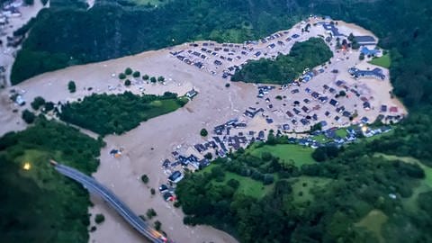 Die von der Polizei zur Verfügung gestellte Luftaufnahme zeigt den vom Ahr-Hochwasser überfluteten Ortsteil Altenburg. 