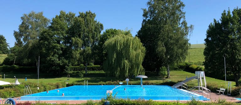 Das Freibad Singhofen ist eines der Schwimmbäder, die in der Umgebung Koblenz geöffnet haben. (Foto: SWR)