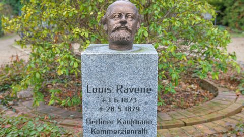 Gedenkstein am Grab von Louis Ravene auf einem Friedhof in Berlin, er hatte im 19. Jahrhundert die Ruine der Reichsburg Cochem wieder aufgebaut. (Foto: picture-alliance / Reportdienste, Picture Alliance)