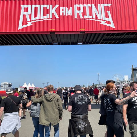 Musikfans betreten das Gelände von Rock am Ring. (Foto: SWR)